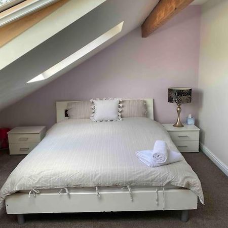 Contemporary Duplex - Private Patio & Parking Apartment สต็อกพอร์ต ภายนอก รูปภาพ