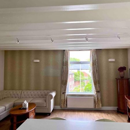 Contemporary Duplex - Private Patio & Parking Apartment สต็อกพอร์ต ภายนอก รูปภาพ