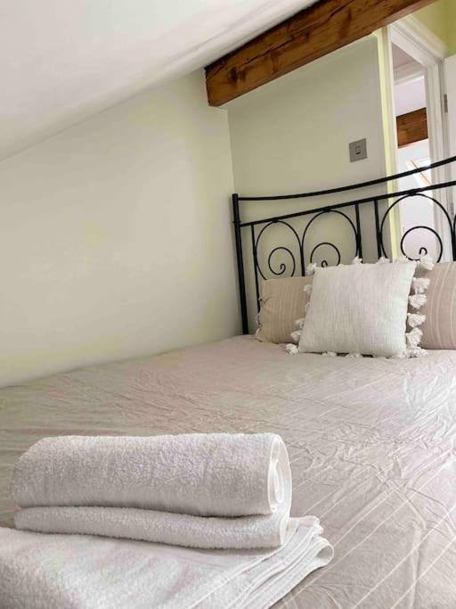 Contemporary Duplex - Private Patio & Parking Apartment สต็อกพอร์ต ภายนอก รูปภาพ