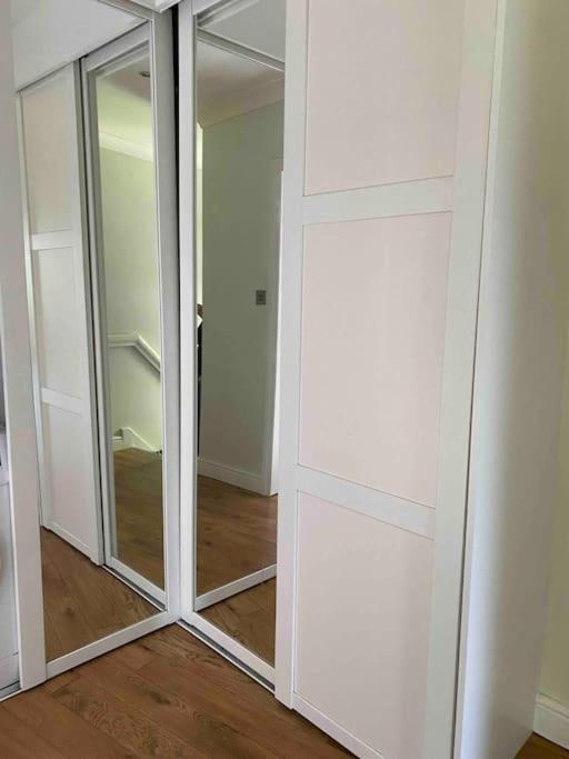 Contemporary Duplex - Private Patio & Parking Apartment สต็อกพอร์ต ภายนอก รูปภาพ
