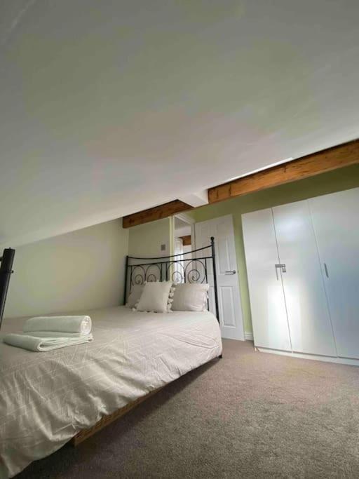 Contemporary Duplex - Private Patio & Parking Apartment สต็อกพอร์ต ภายนอก รูปภาพ