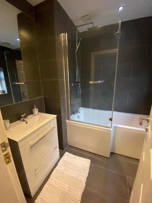 Contemporary Duplex - Private Patio & Parking Apartment สต็อกพอร์ต ภายนอก รูปภาพ