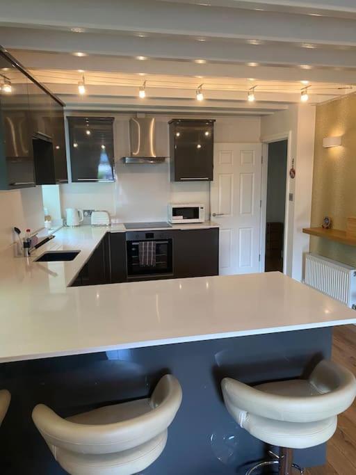 Contemporary Duplex - Private Patio & Parking Apartment สต็อกพอร์ต ภายนอก รูปภาพ