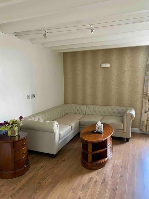 Contemporary Duplex - Private Patio & Parking Apartment สต็อกพอร์ต ภายนอก รูปภาพ