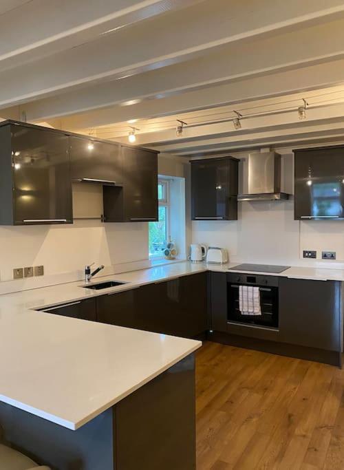 Contemporary Duplex - Private Patio & Parking Apartment สต็อกพอร์ต ภายนอก รูปภาพ