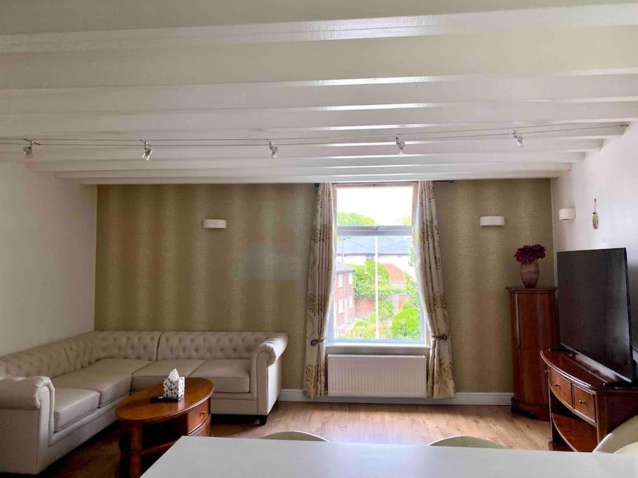 Contemporary Duplex - Private Patio & Parking Apartment สต็อกพอร์ต ภายนอก รูปภาพ